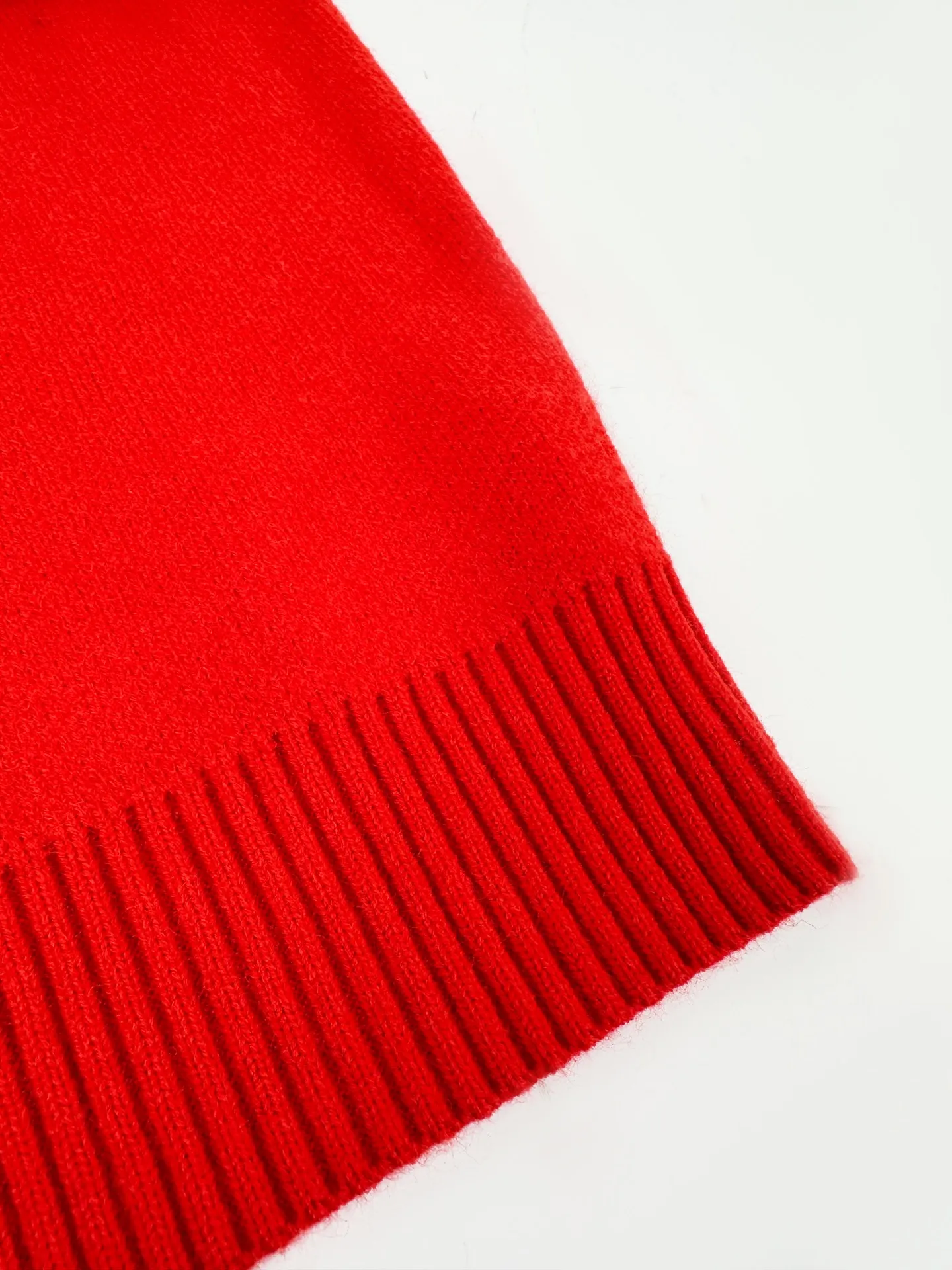 Ami Paris love jacquard crew neck sweater, custom-woven and dyed luxurious merino wool, soft and delicate, comfortable and close to the skin, with flaming cinnabar red as the base, a warm spectrum kissed by the sun. A contrasting love heart jumps on the chest, quietly exuding its own charming halo. The brand is highly recognizable. The elegance and casualness of French fashion is the ultimate simplification of color, and it also conveys the love and persistence of life. Meet the ultimate simplicity. The well-deserved king of Versatile. Process 1: Jacquard tissue imported from Germany. Precisely control the arrangement and interweaving of yarns. Carefully interweave the Ami love jacquard artistic pattern on the loom. The fabric is more vivid and three-dimensional. Process 2: Softening and deodorizing process of garment washing water. Deeply clean and deodorize the clothes through professional washing equipment and specific detergents. Improve the feel and appearance of the clothes. Accessories: Customized 1:1 Ami trademark. Version: Loose version. Size: S M L XL Style number: 25374